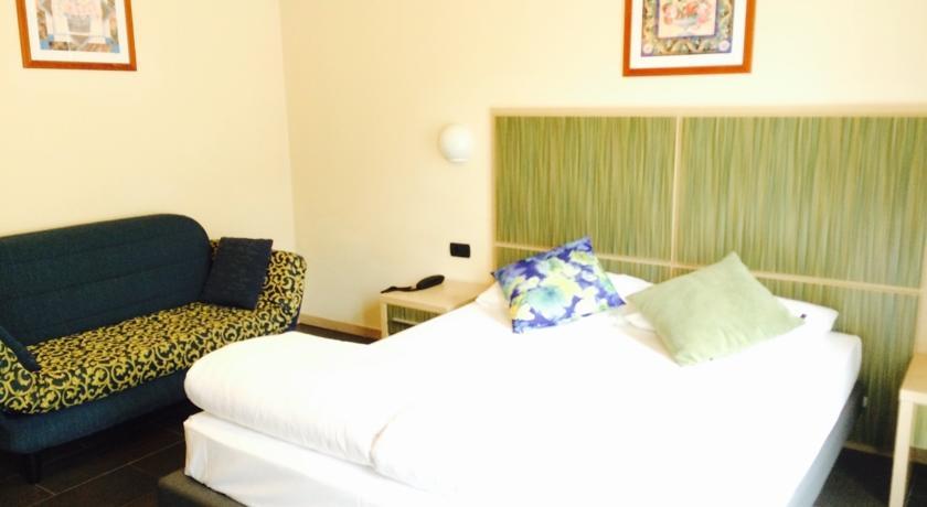 Hotel Anna มัลเชซิเน ภายนอก รูปภาพ